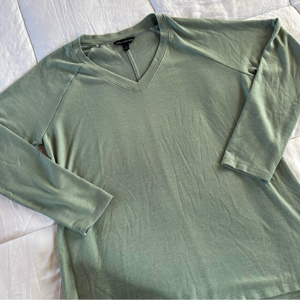 Banana Republic Sage V-Neck Sweater Top Fall Cozy Lightweight Soft